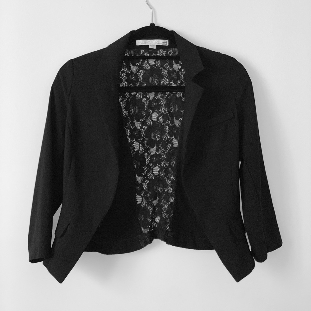DYNAMITE Cropped Lace Back 3/4 Sleeve Blazer